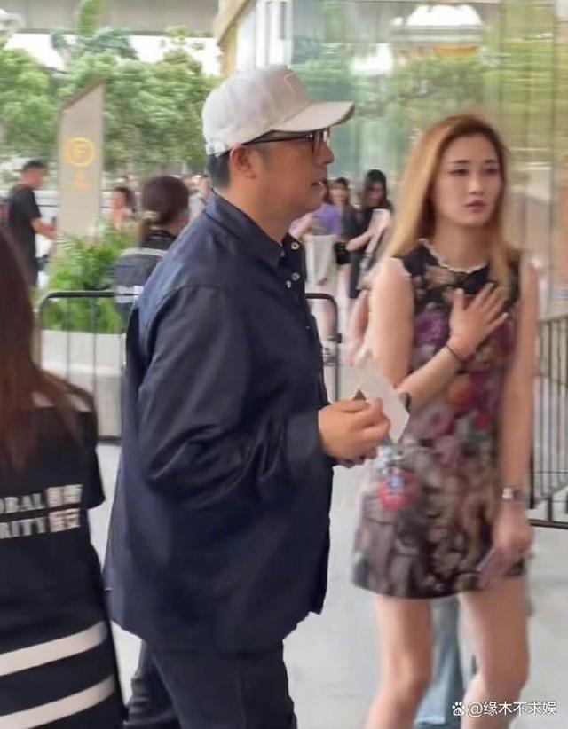 王岳伦新恋情疑曝光，女子肤白貌美身材好，正面曝光神似白鹿！