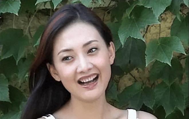 50岁牛莉浙江被偶遇，鼻子外翻脸部肿胀认不出！