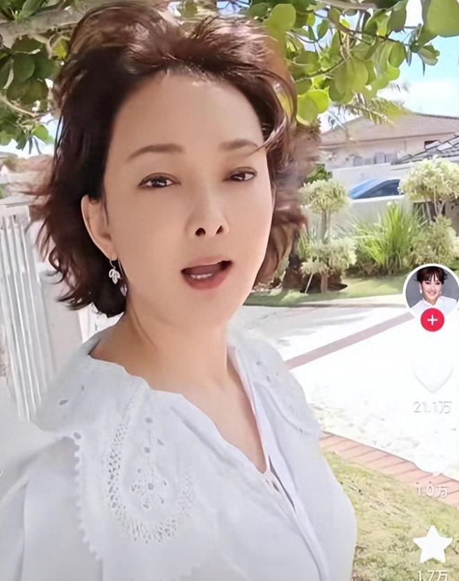 50岁牛莉浙江被偶遇，鼻子外翻脸部肿胀认不出！