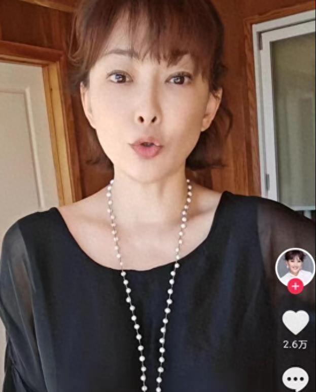 50岁牛莉浙江被偶遇，鼻子外翻脸部肿胀认不出！