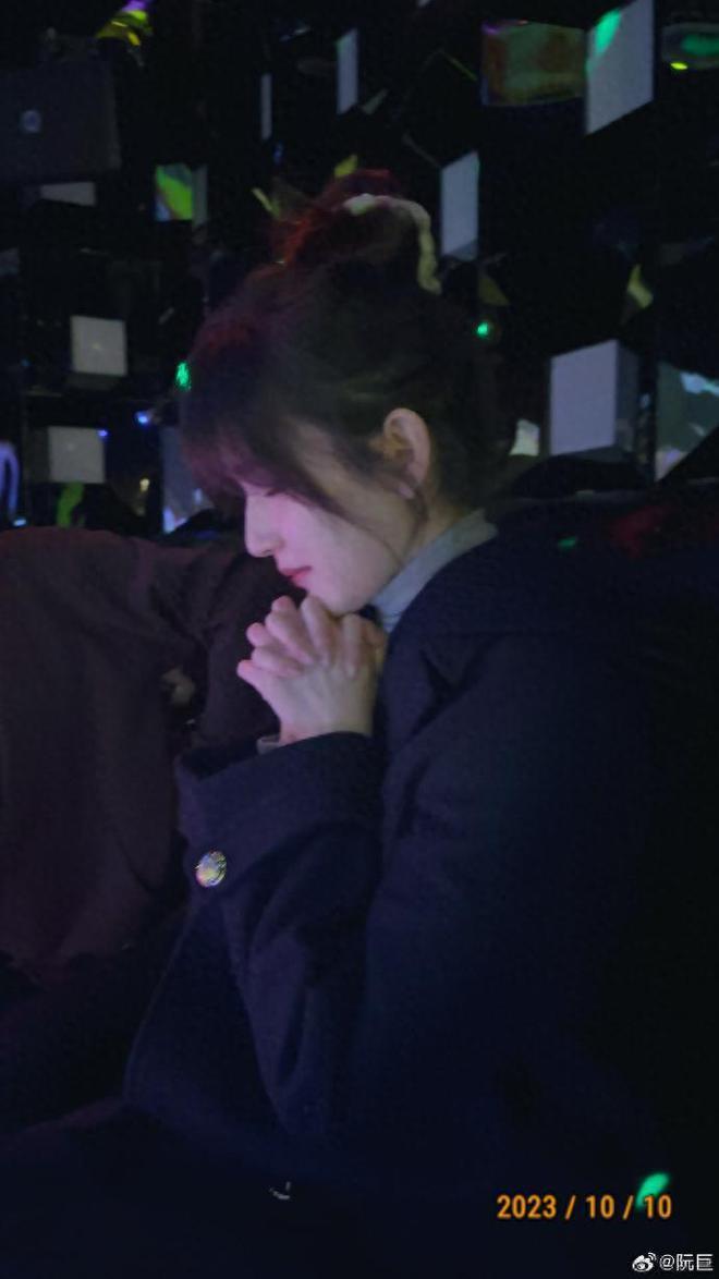 陈思诚为小21岁女友庆生送心形蛋糕 阮巨闭眼许愿