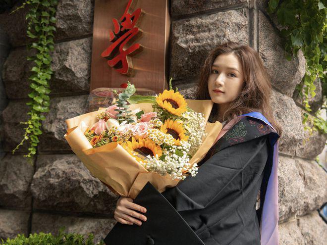 陈思诚为小21岁女友庆生送心形蛋糕 阮巨闭眼许愿