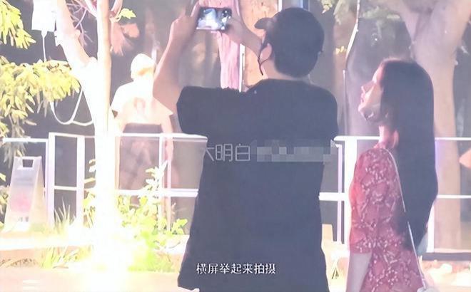 陈思诚为小21岁女友庆生送心形蛋糕 阮巨闭眼许愿