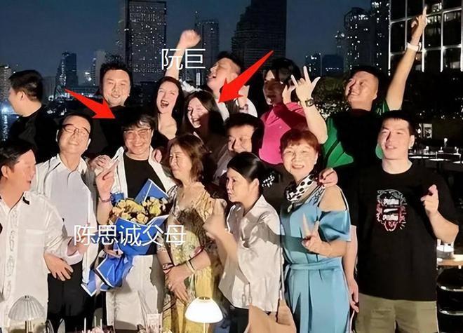陈思诚为小21岁女友庆生送心形蛋糕 阮巨闭眼许愿