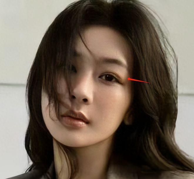 杨紫新硬照难逃土味魔咒，眼部浮肿被疑割眼皮