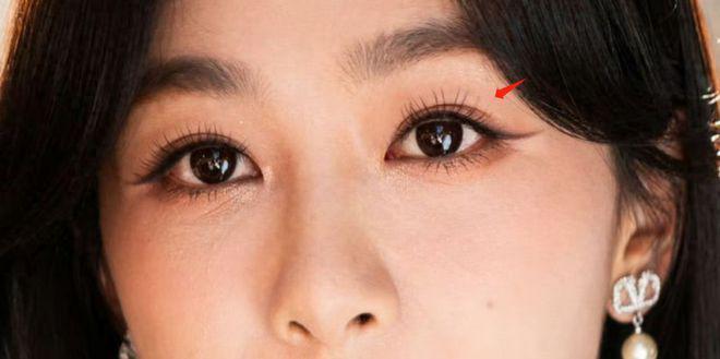 杨紫新硬照难逃土味魔咒，眼部浮肿被疑割眼皮