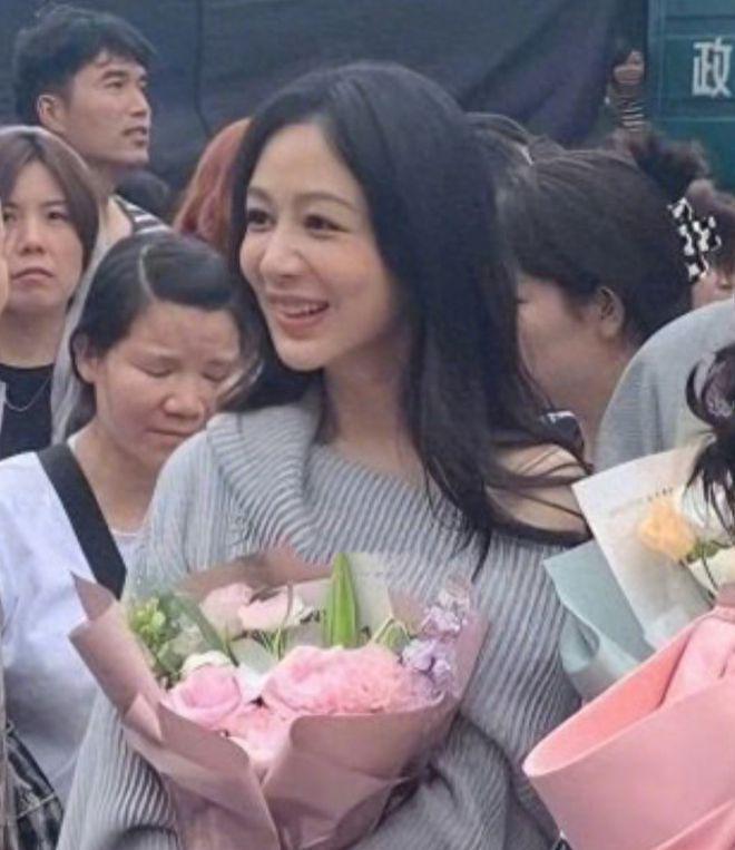 杨紫新硬照难逃土味魔咒，眼部浮肿被疑割眼皮