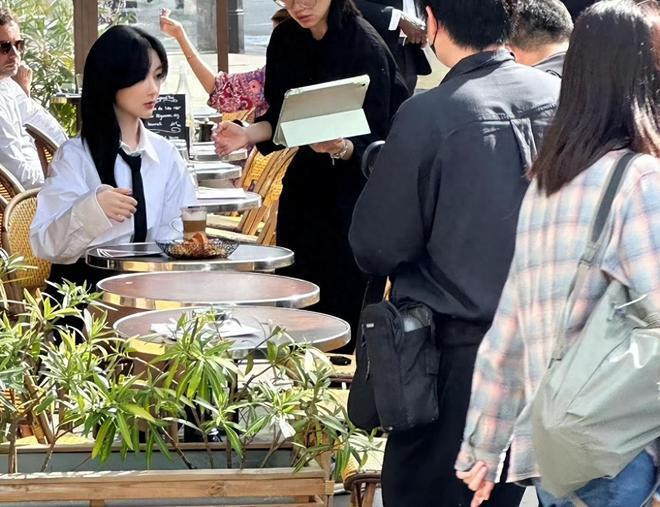 杨紫新硬照难逃土味魔咒，眼部浮肿被疑割眼皮
