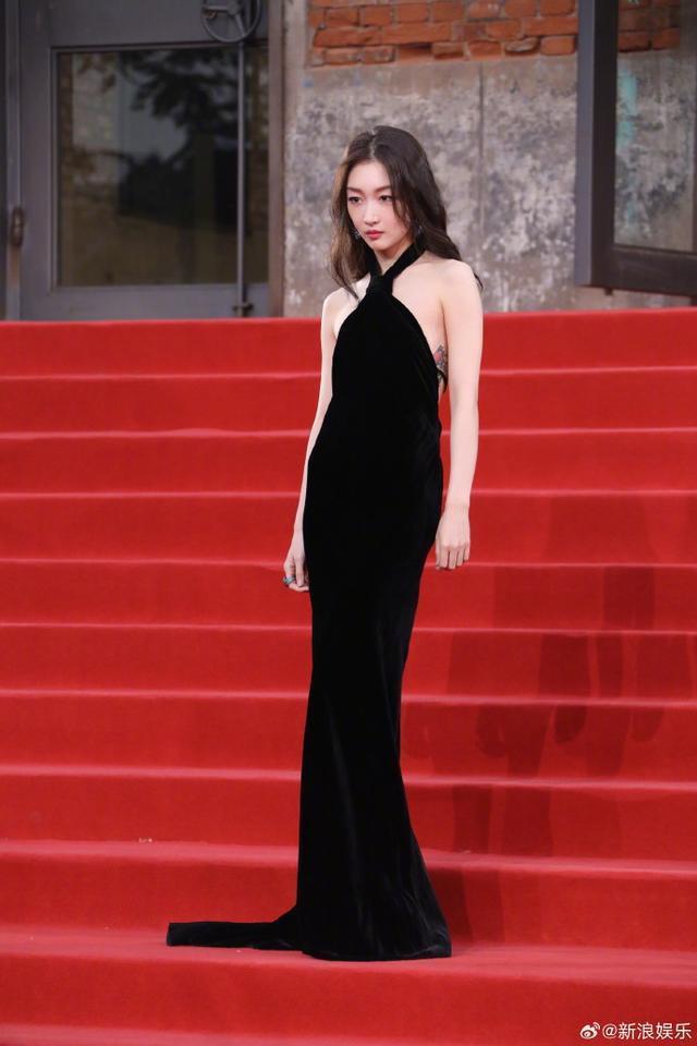 平遥国际电影展开幕 周冬雨朱一龙黄轩王俊凯等亮相红毯