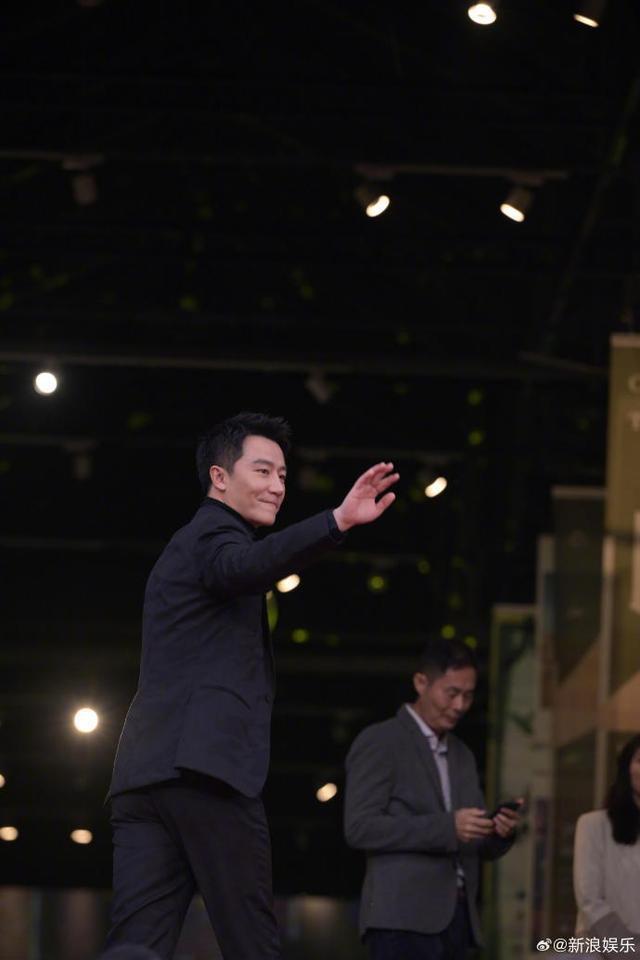 平遥国际电影展开幕 周冬雨朱一龙黄轩王俊凯等亮相红毯