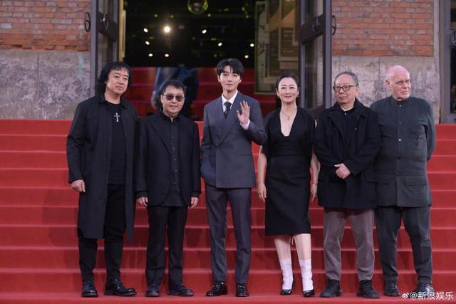 平遥国际电影展开幕 周冬雨朱一龙黄轩王俊凯等亮相红毯