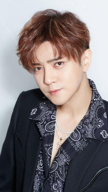 罗志祥现身加拿大巡演晒化妆照 化妆师肤白貌美