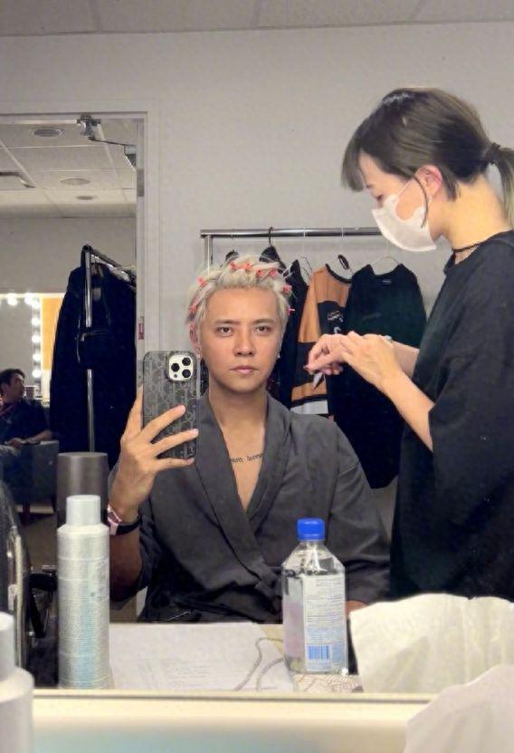 罗志祥现身加拿大巡演晒化妆照 化妆师肤白貌美