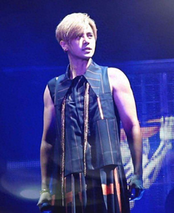 罗志祥现身加拿大巡演晒化妆照 化妆师肤白貌美