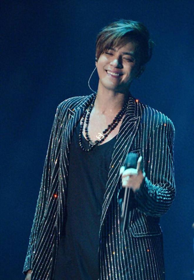 罗志祥现身加拿大巡演晒化妆照 化妆师肤白貌美