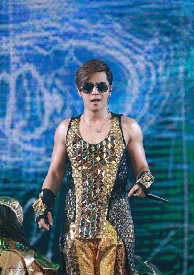 罗志祥现身加拿大巡演晒化妆照 化妆师肤白貌美