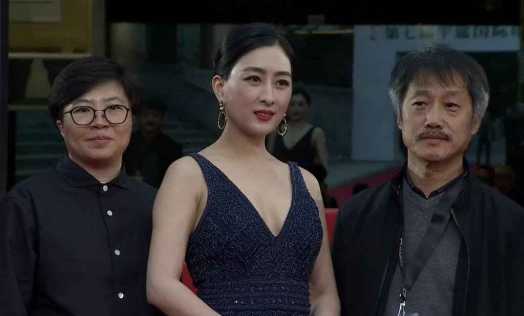 平遥影展红毯：周冬雨走性感风，王俊凯见粉丝表情冷淡