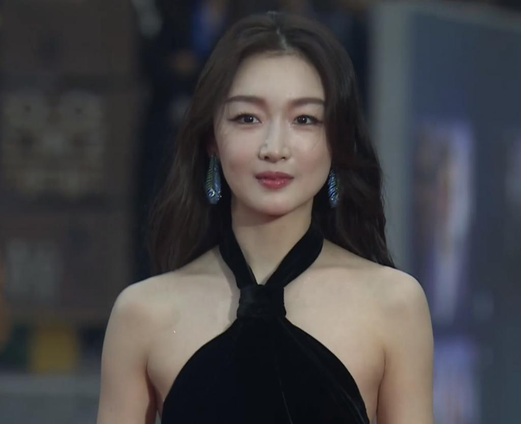 平遥影展红毯：周冬雨走性感风，王俊凯见粉丝表情冷淡