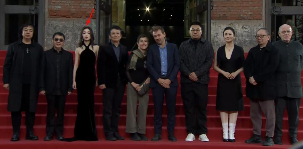 平遥影展红毯：周冬雨走性感风，王俊凯见粉丝表情冷淡