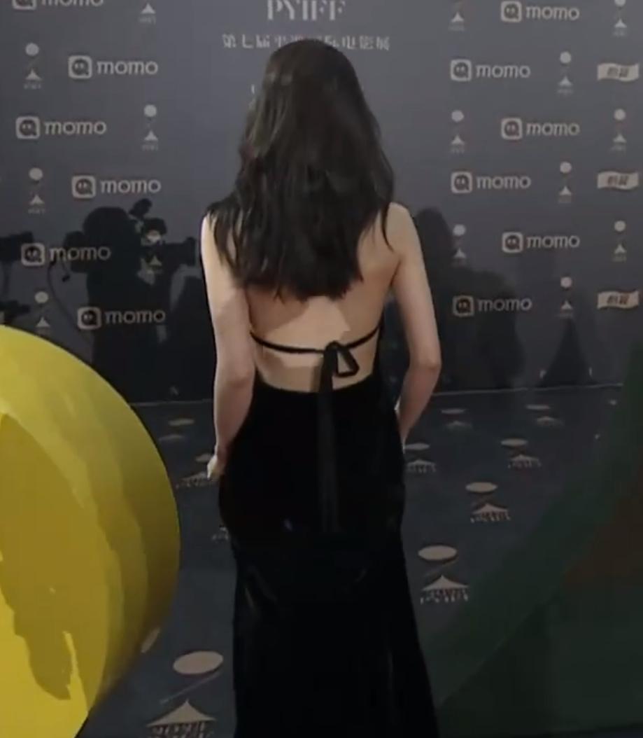 平遥影展红毯：周冬雨走性感风，王俊凯见粉丝表情冷淡