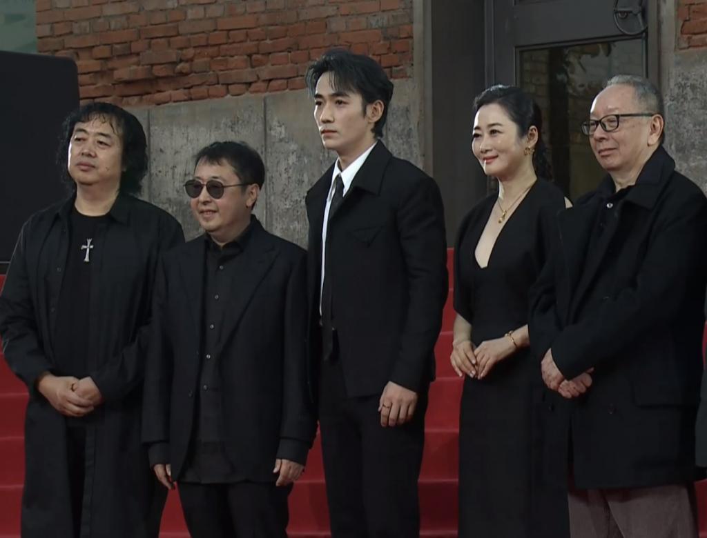 平遥影展红毯：周冬雨走性感风，王俊凯见粉丝表情冷淡