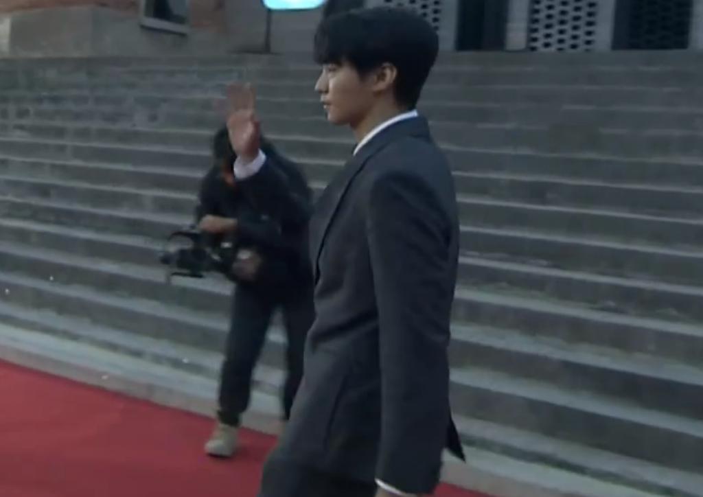 平遥影展红毯：周冬雨走性感风，王俊凯见粉丝表情冷淡