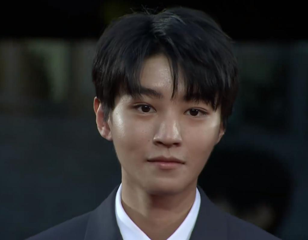 平遥影展红毯：周冬雨走性感风，王俊凯见粉丝表情冷淡