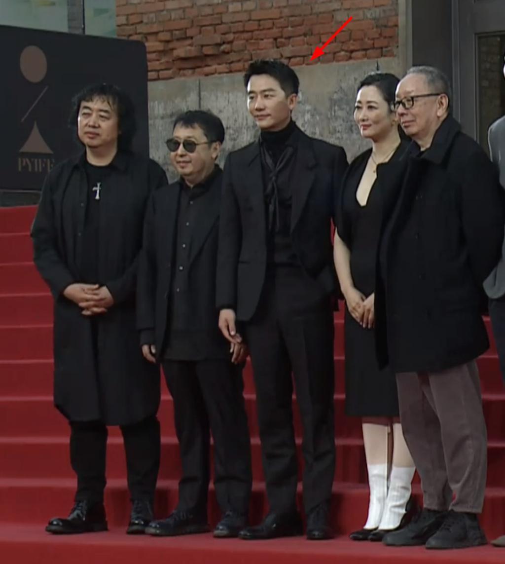 平遥影展红毯：周冬雨走性感风，王俊凯见粉丝表情冷淡