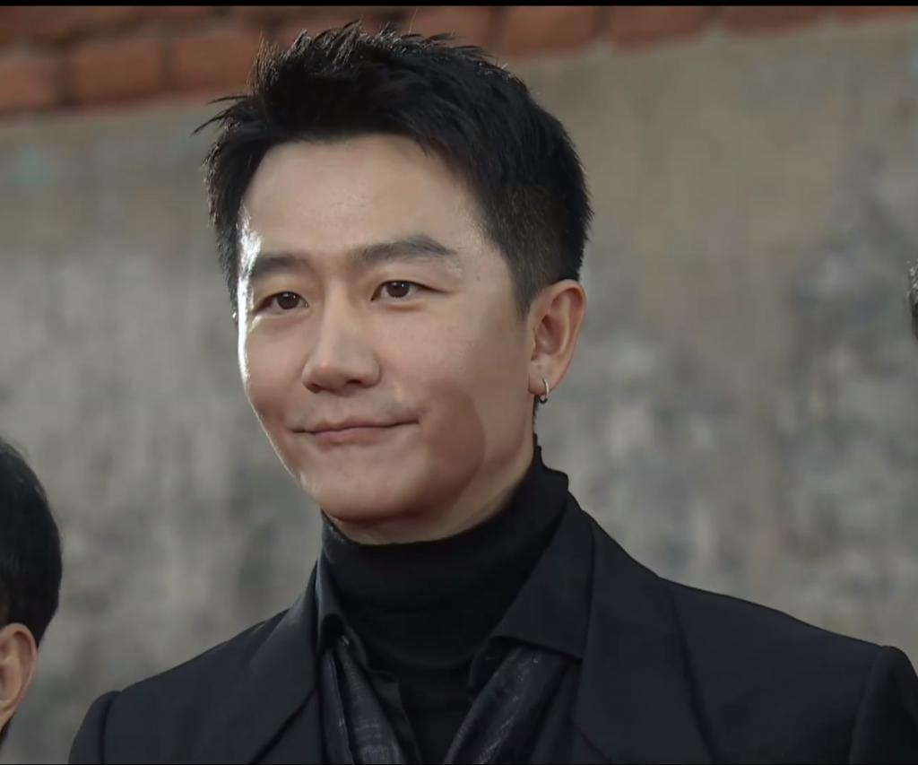 平遥影展红毯：周冬雨走性感风，王俊凯见粉丝表情冷淡