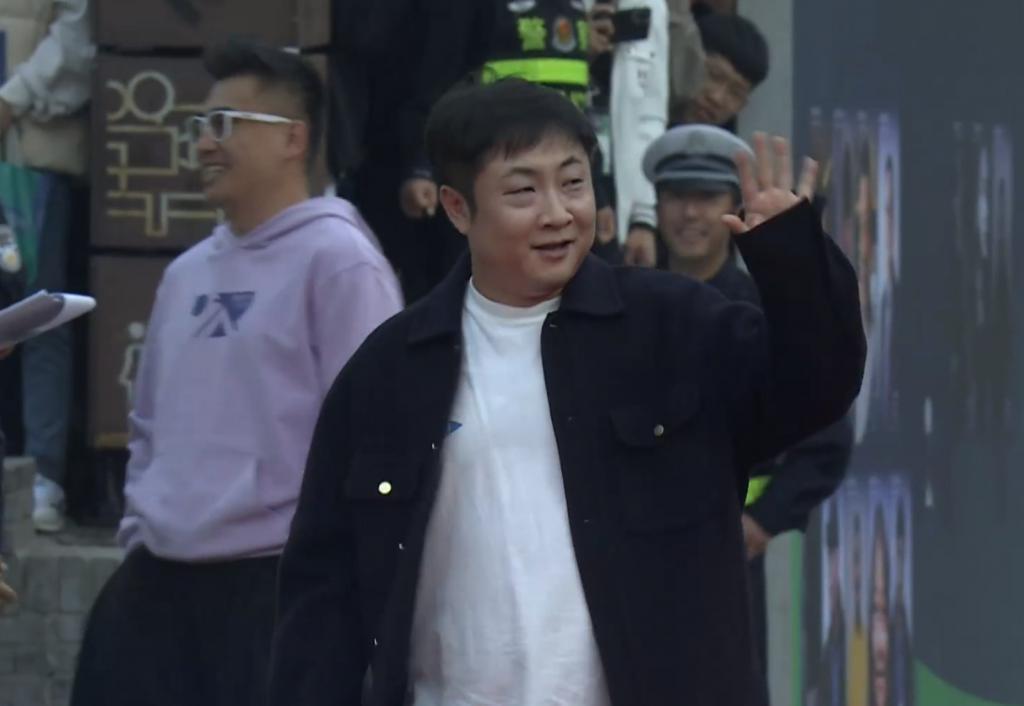 平遥影展红毯：周冬雨走性感风，王俊凯见粉丝表情冷淡