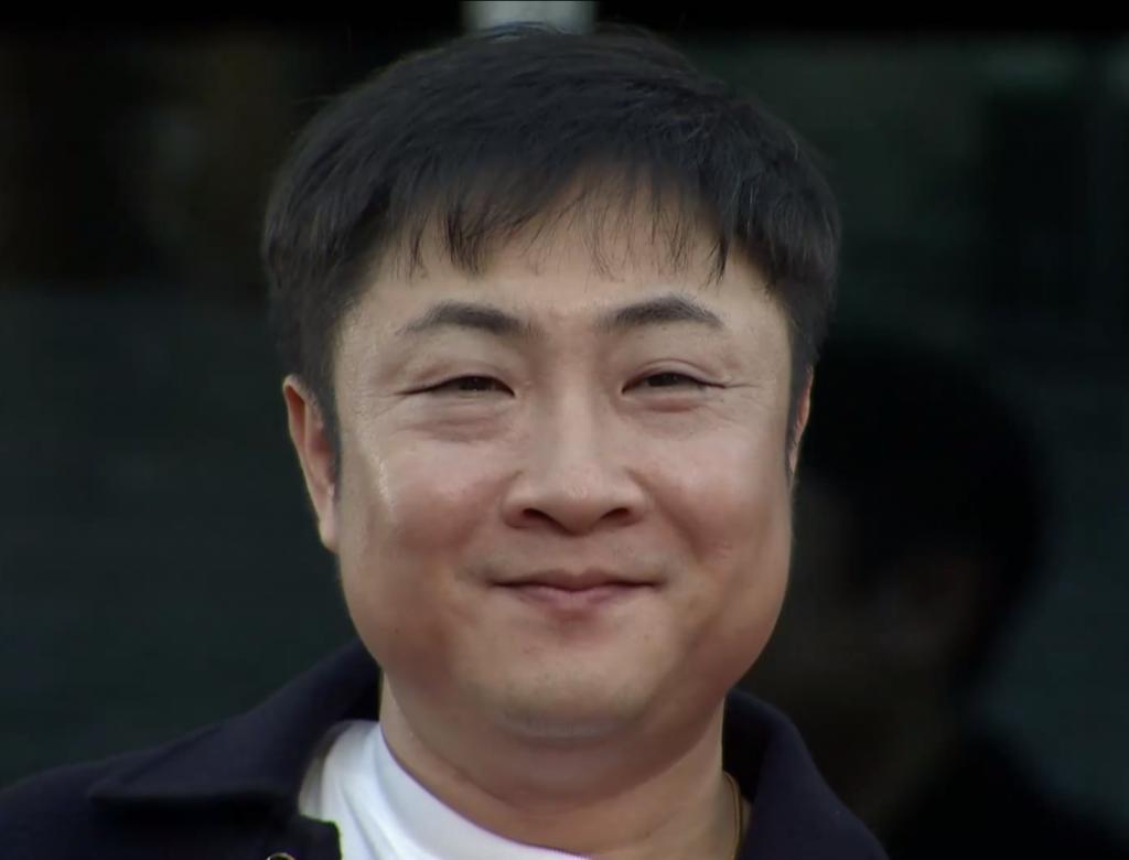 平遥影展红毯：周冬雨走性感风，王俊凯见粉丝表情冷淡