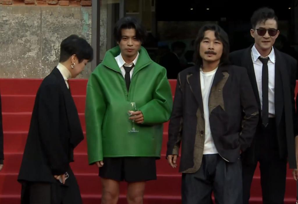 平遥影展红毯：周冬雨走性感风，王俊凯见粉丝表情冷淡