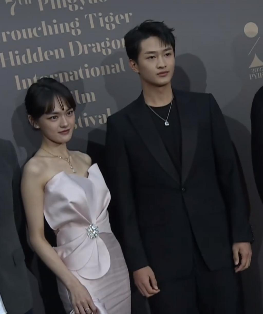 平遥影展红毯：周冬雨走性感风，王俊凯见粉丝表情冷淡