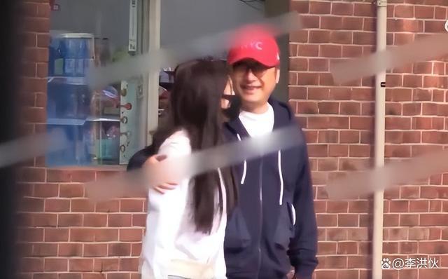 与李湘离婚后，王岳伦就一直没闲着