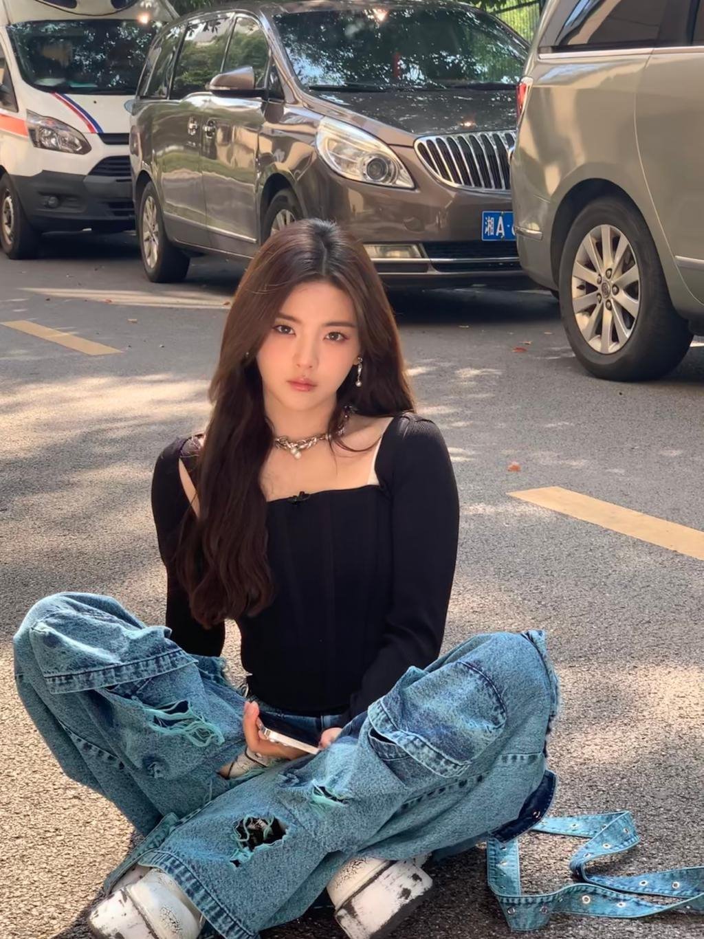 杨超越穿黑衣小秀锁骨 玩自拍嘟嘴卖萌
