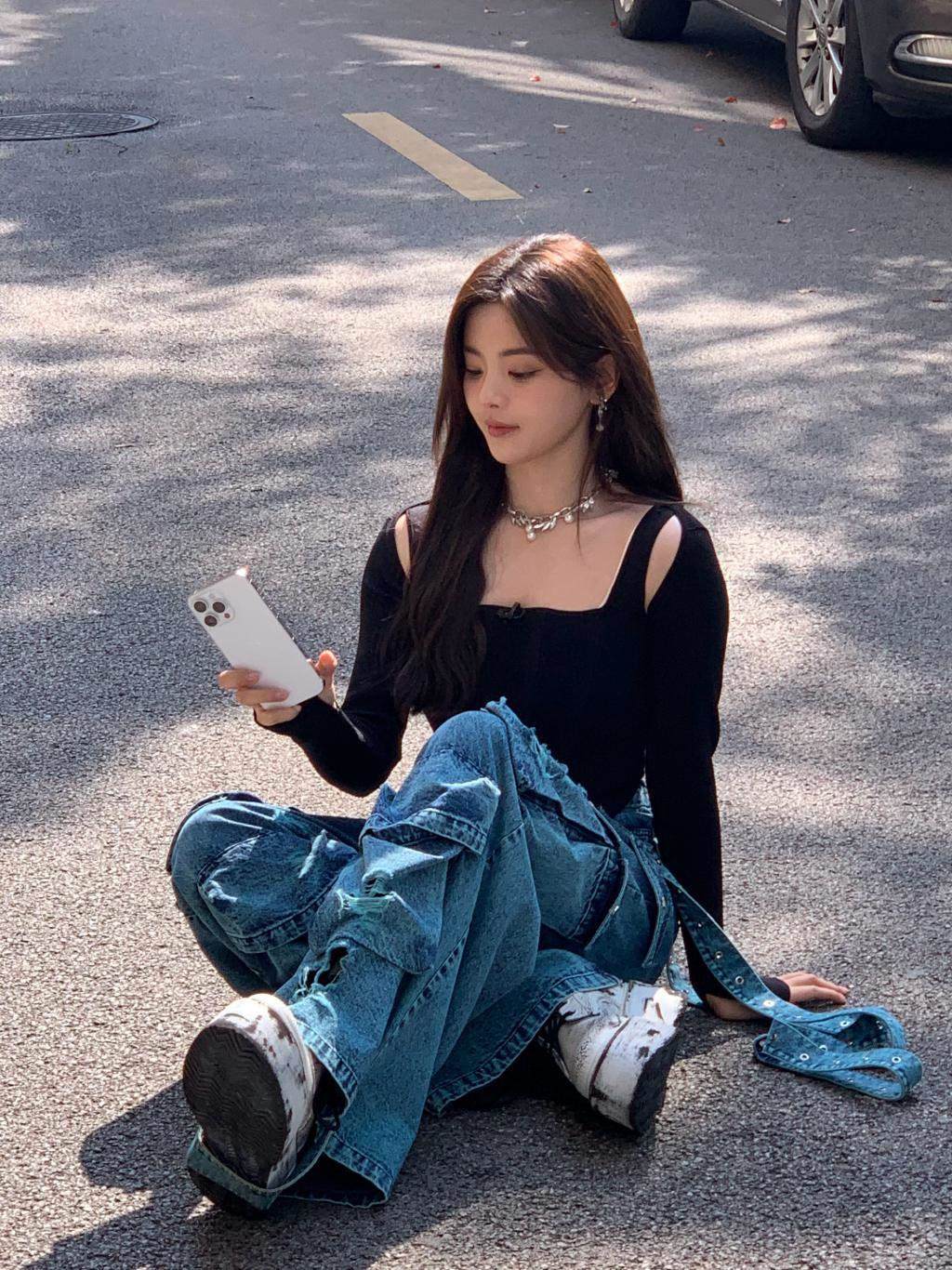 杨超越穿黑衣小秀锁骨 玩自拍嘟嘴卖萌