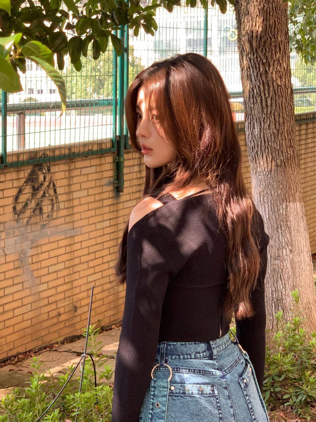杨超越穿黑衣小秀锁骨 玩自拍嘟嘴卖萌