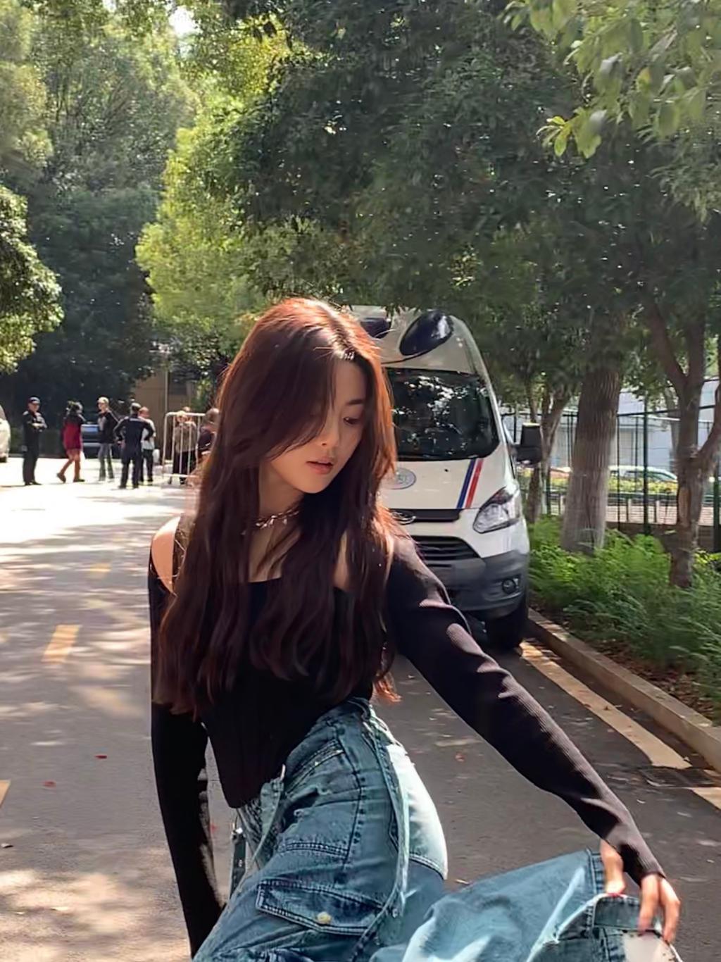 杨超越穿黑衣小秀锁骨 玩自拍嘟嘴卖萌