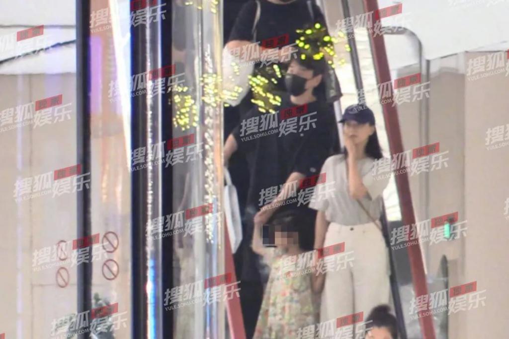 赵又廷高圆圆带女儿逛街，小孩牵爸妈的手荡秋千，身高瞩目