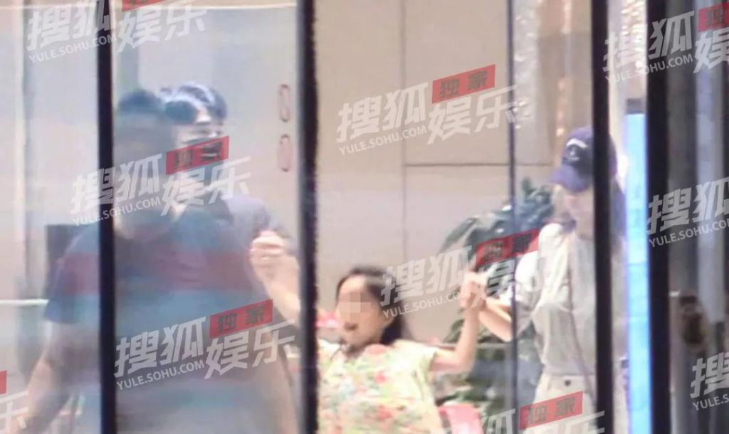 赵又廷高圆圆带女儿逛街，小孩牵爸妈的手荡秋千，身高瞩目