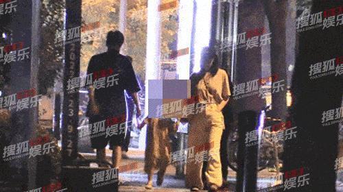 赵又廷高圆圆带女儿逛街，小孩牵爸妈的手荡秋千，身高瞩目