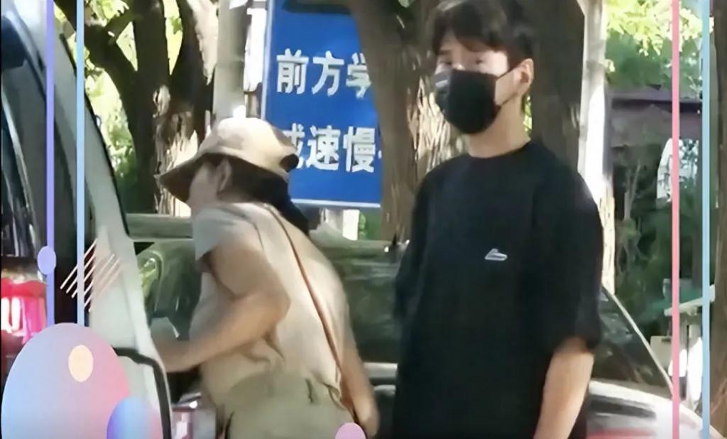 赵又廷高圆圆带女儿逛街，小孩牵爸妈的手荡秋千，身高瞩目
