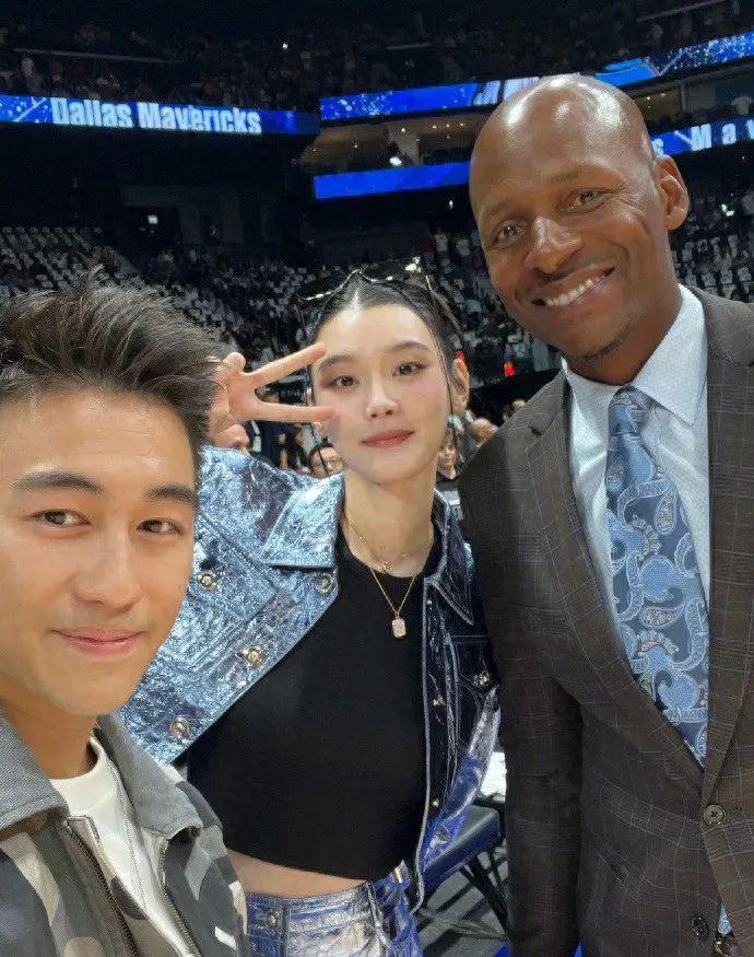 看了奚梦瑶和何猷君的近照，才知道奚梦瑶改善了赌王四房的基因