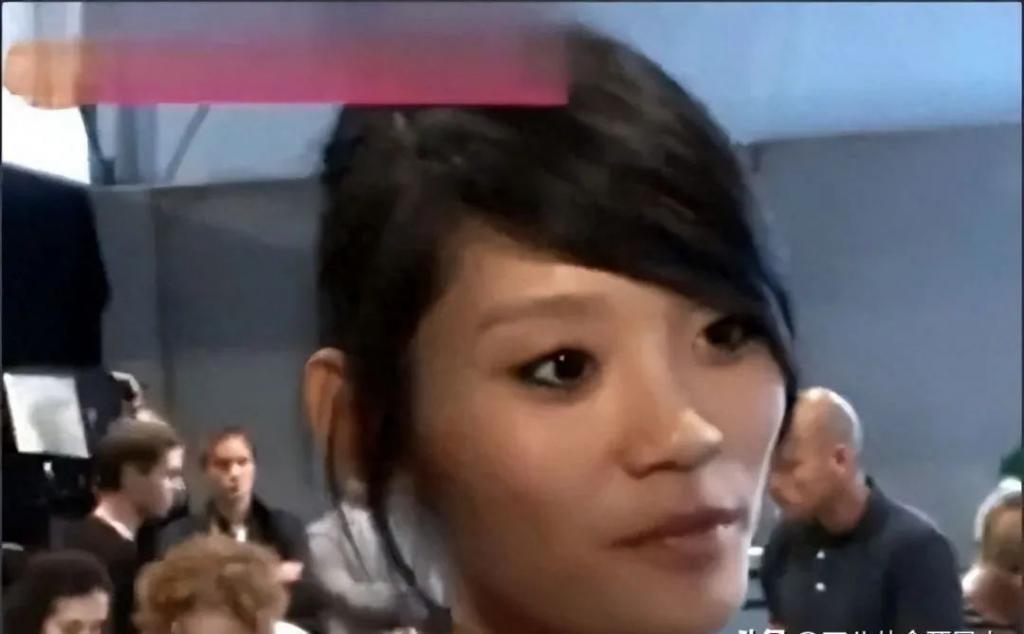 看了奚梦瑶和何猷君的近照，才知道奚梦瑶改善了赌王四房的基因