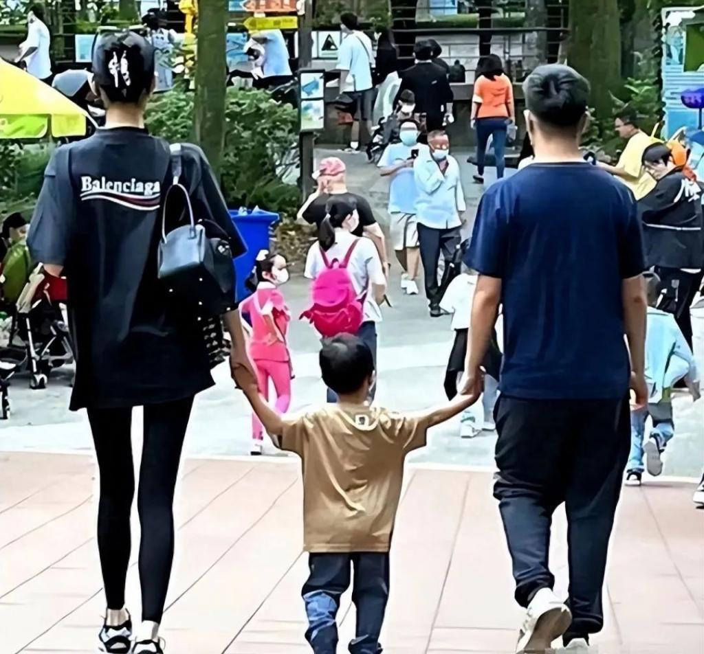 看了奚梦瑶和何猷君的近照，才知道奚梦瑶改善了赌王四房的基因