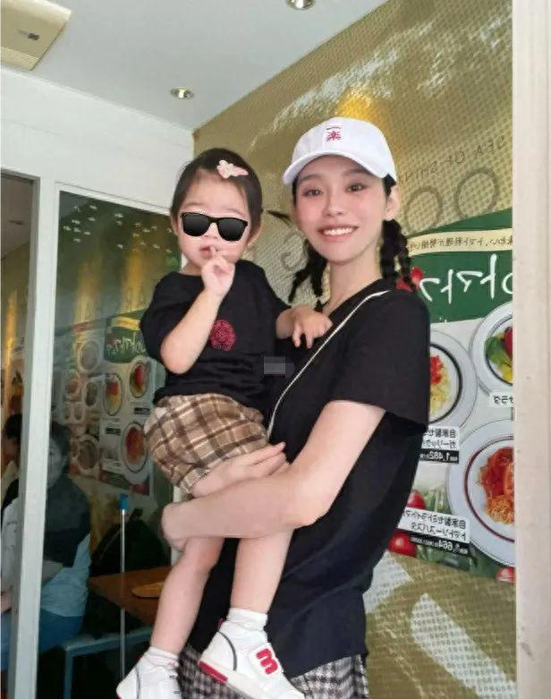 看了奚梦瑶和何猷君的近照，才知道奚梦瑶改善了赌王四房的基因