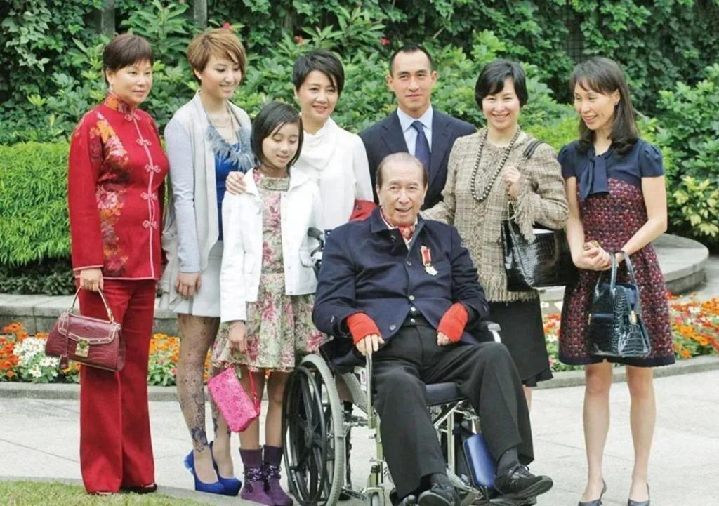 看了奚梦瑶和何猷君的近照，才知道奚梦瑶改善了赌王四房的基因