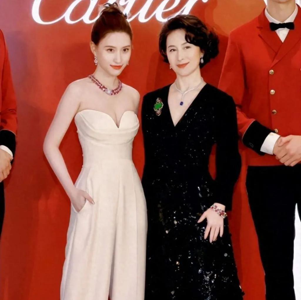 看了奚梦瑶和何猷君的近照，才知道奚梦瑶改善了赌王四房的基因