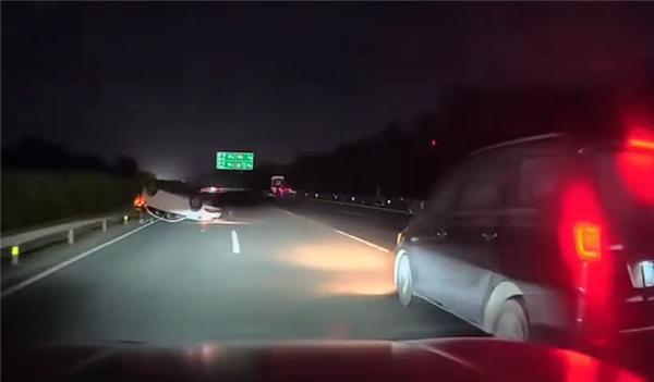 华为NCA救命！夜间高速行车突遇事故车辆：识别降速变道一气呵成