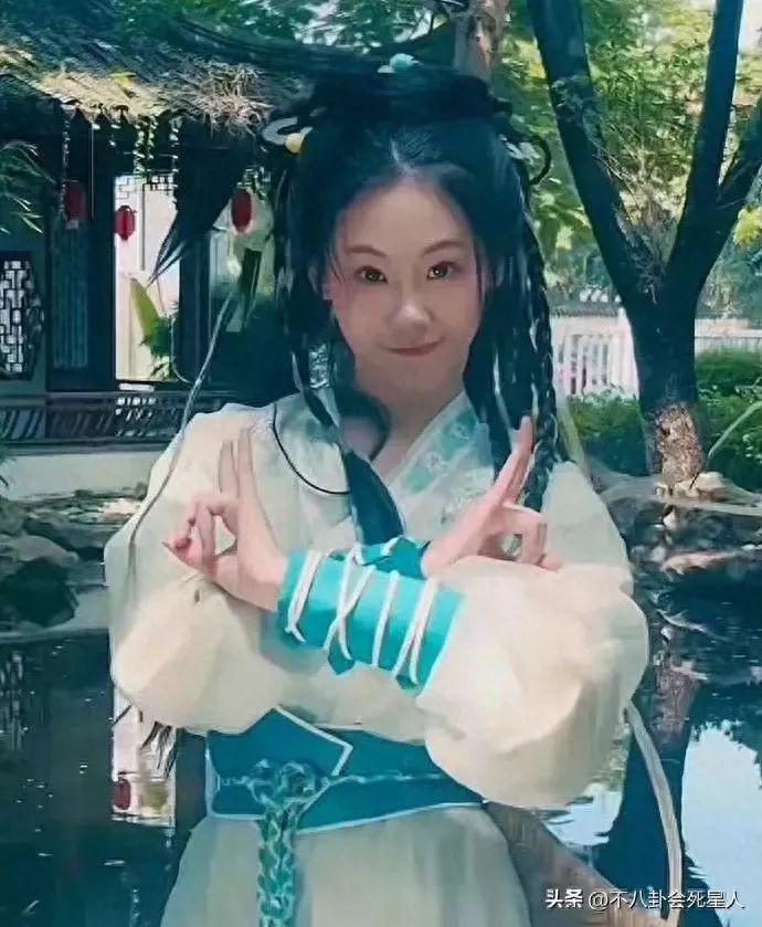 又来一位“关系户”，欧阳娜娜妹妹参加选秀，颜值普通被嘲